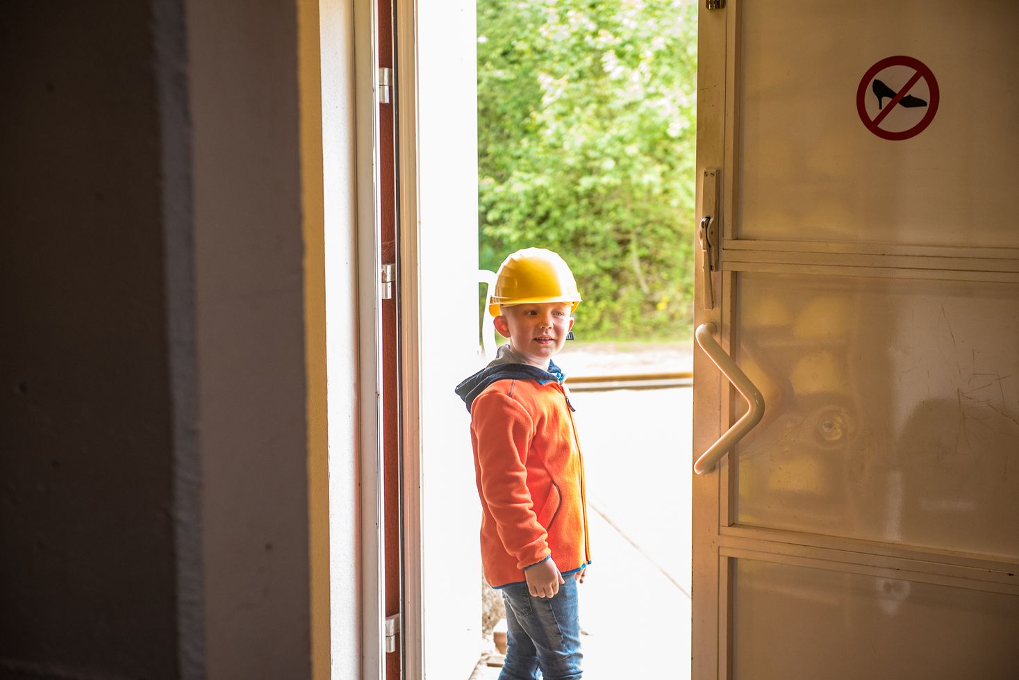 Un enfant portant un casque de sécurité pendant la visite du musée
