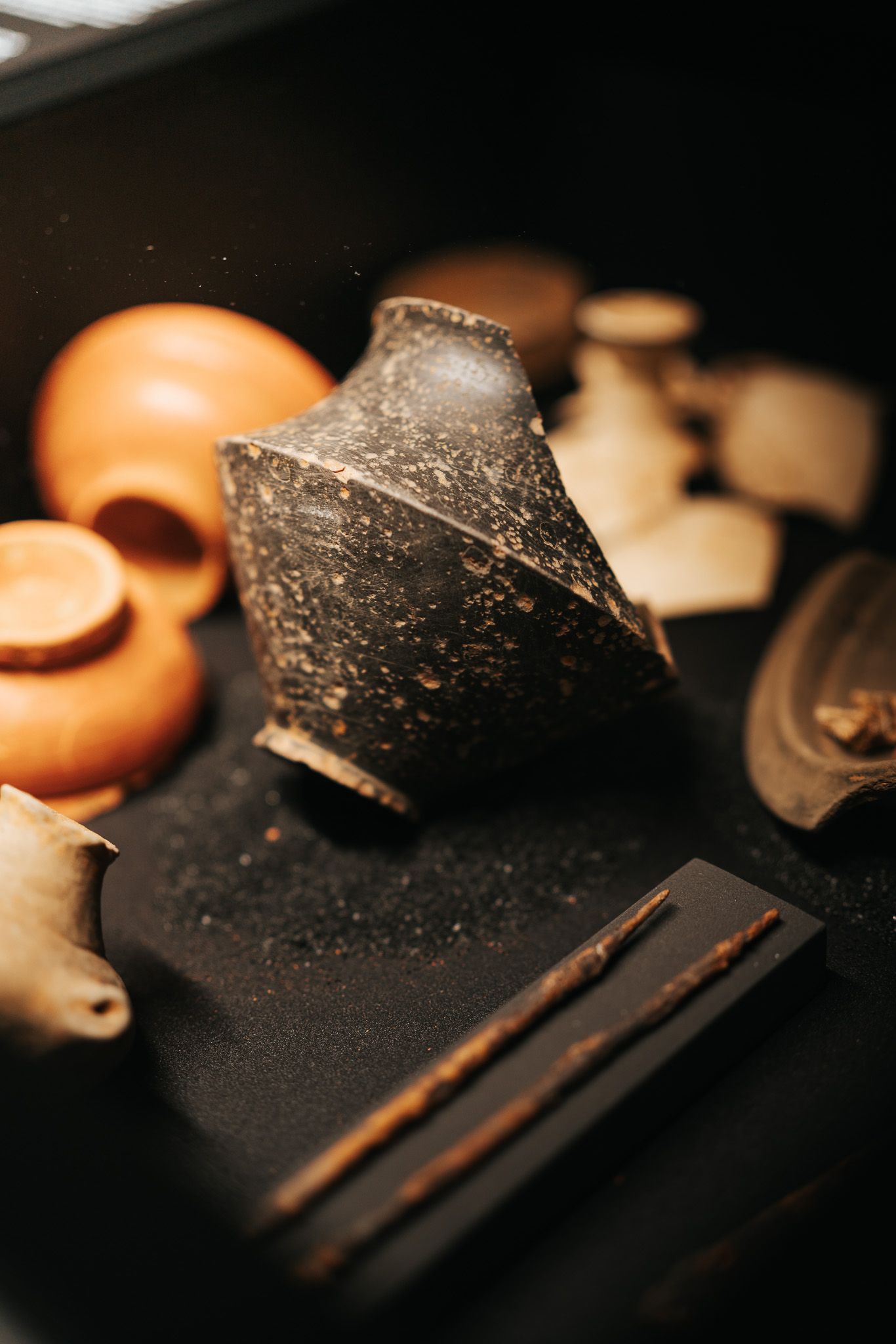 Eine Sammlung an kleinen Ton-Töpfen als Teil der Ausstellung im MUAR / Musée Ferrum