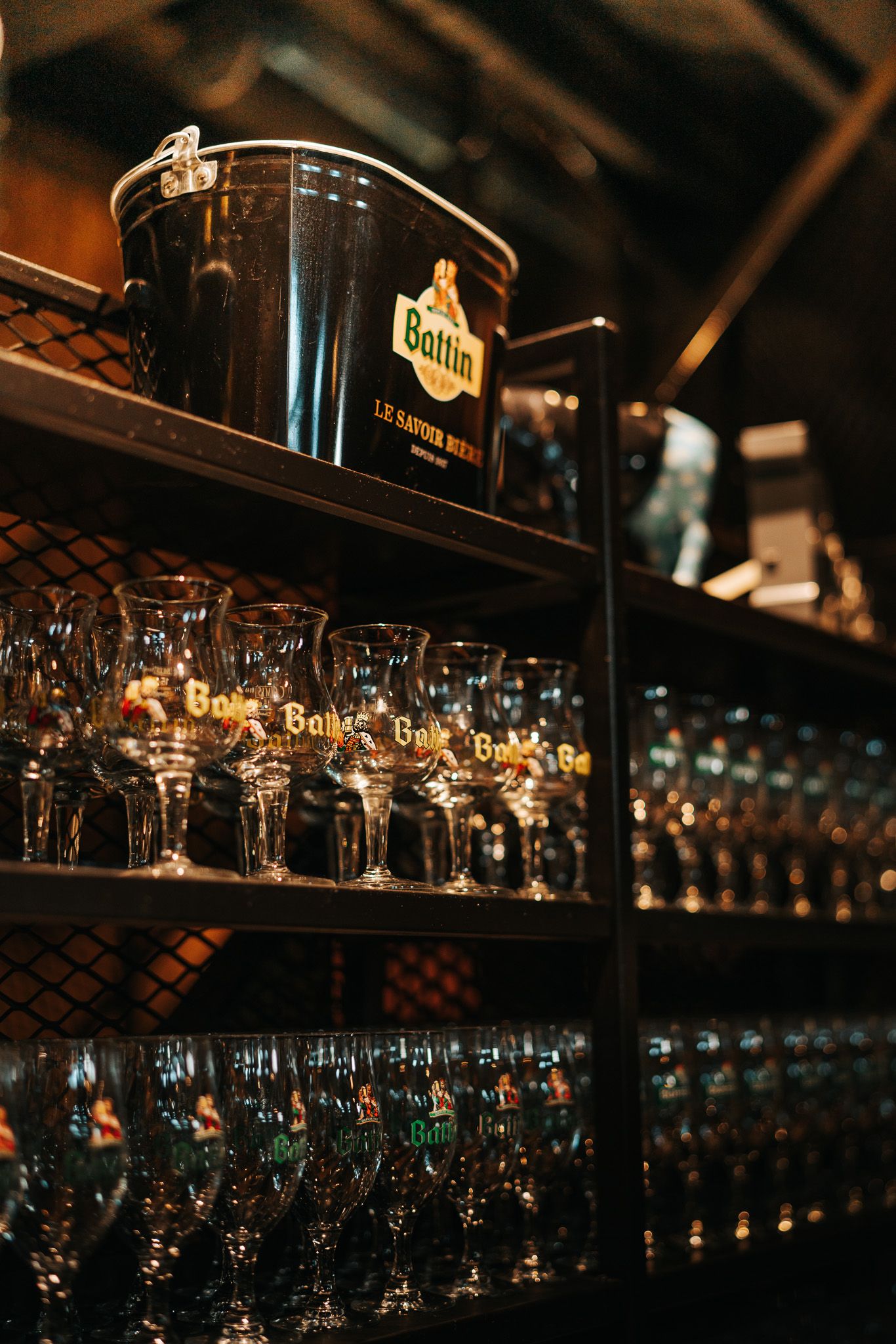 Plusieurs rangées de verres à bière