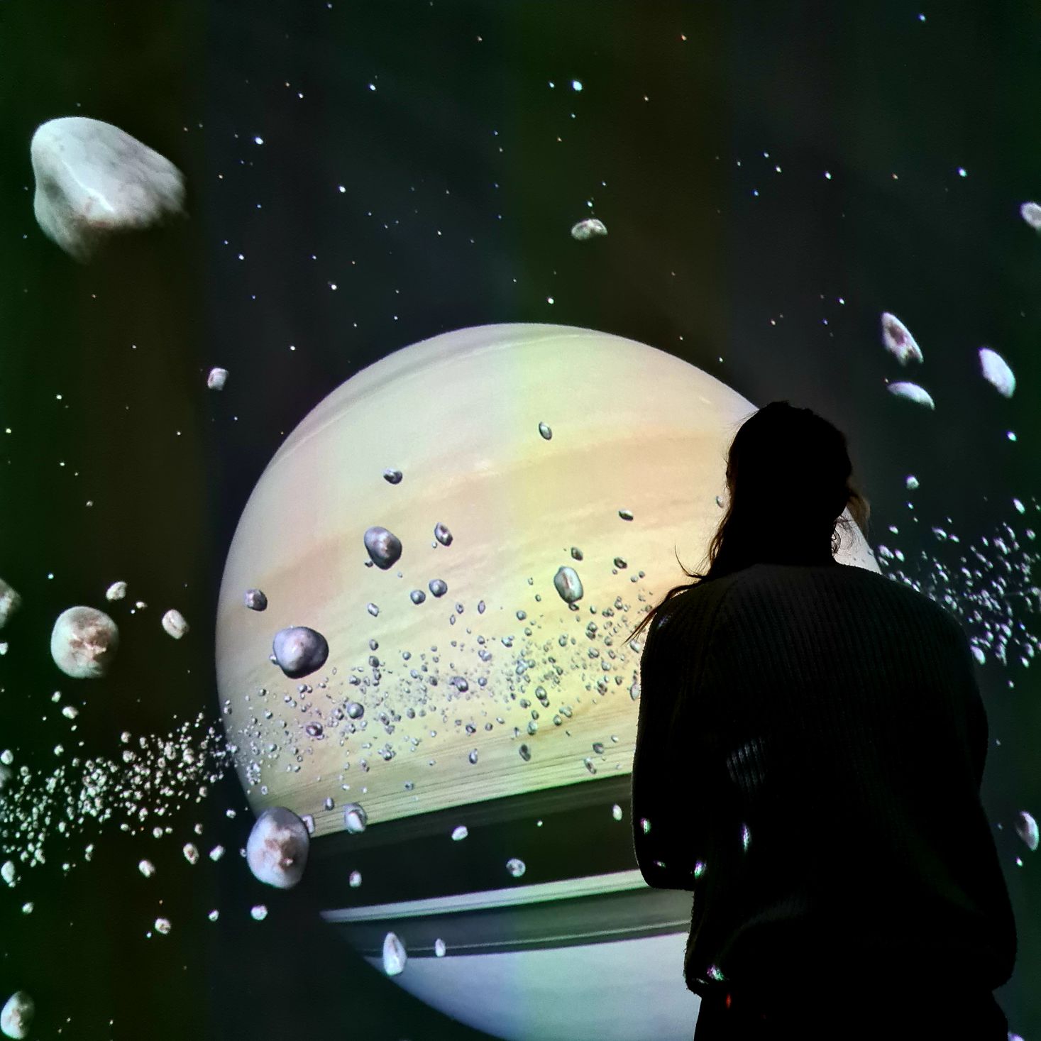 Un visiteur en silhouette sur fond du planétarium