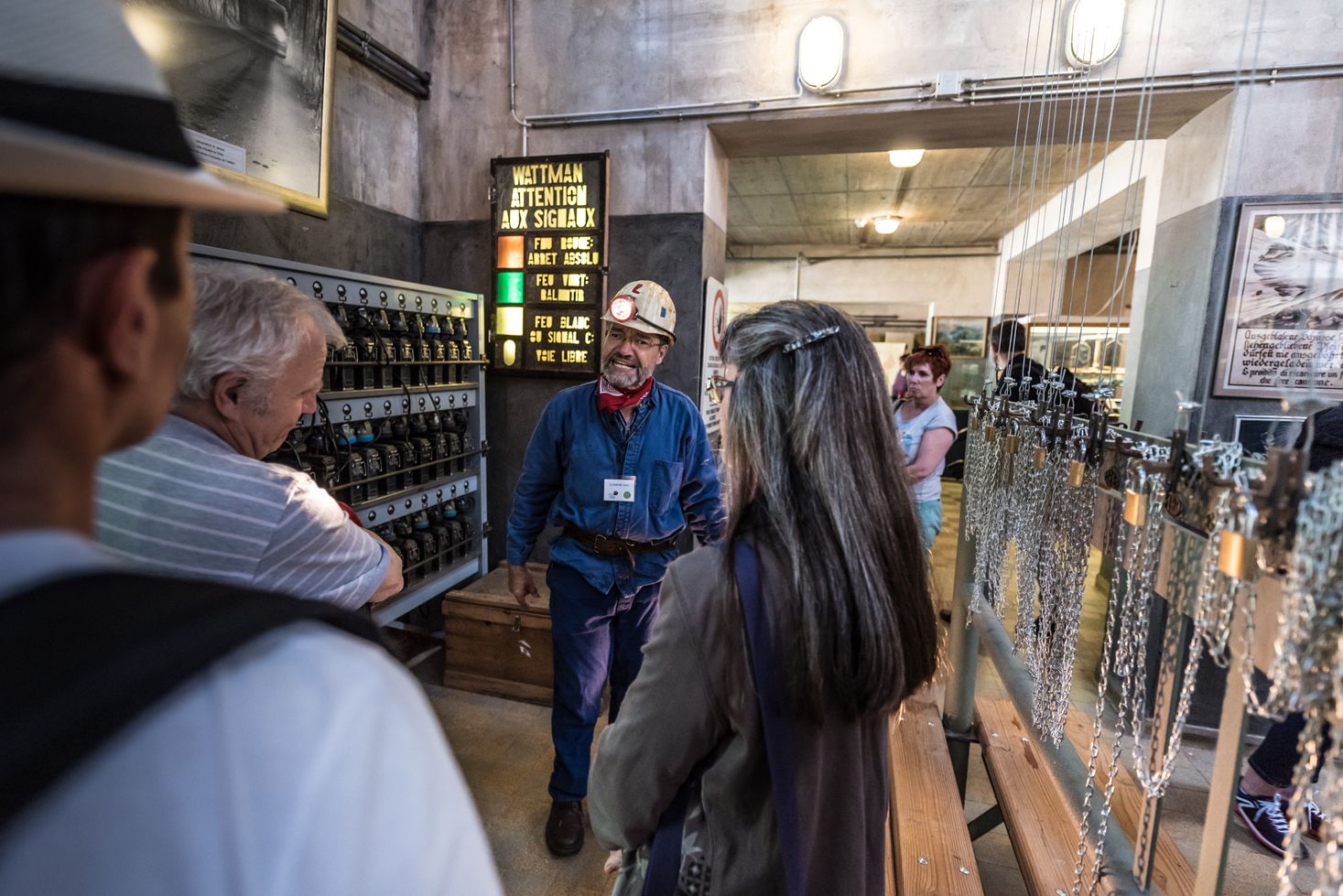 Un guide de la Mine Cockerill donne ses explications lors d'une visite