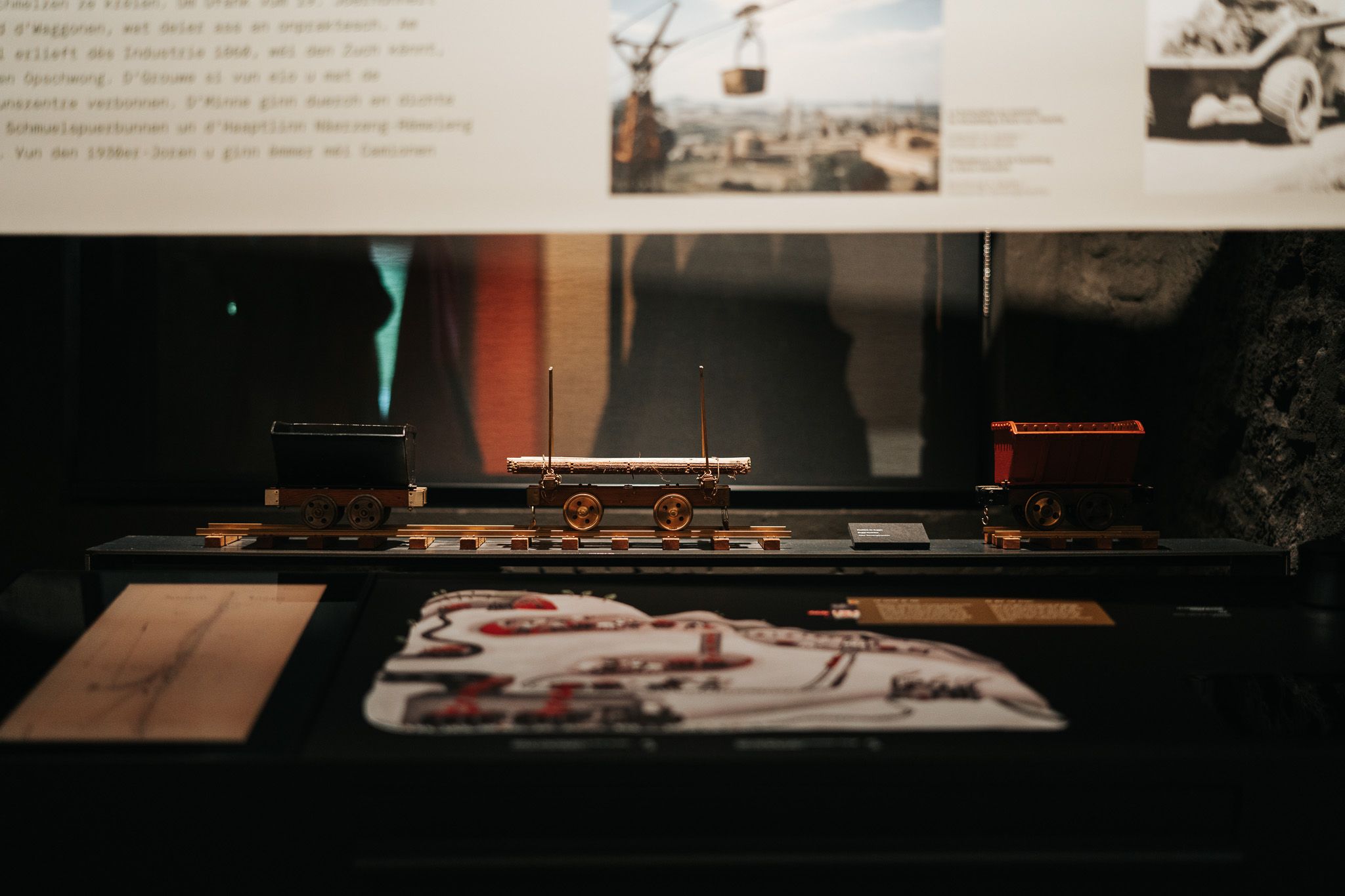 Eine Nahaufnahme eines kleinen Zugmodells als Teil der Ausstellung