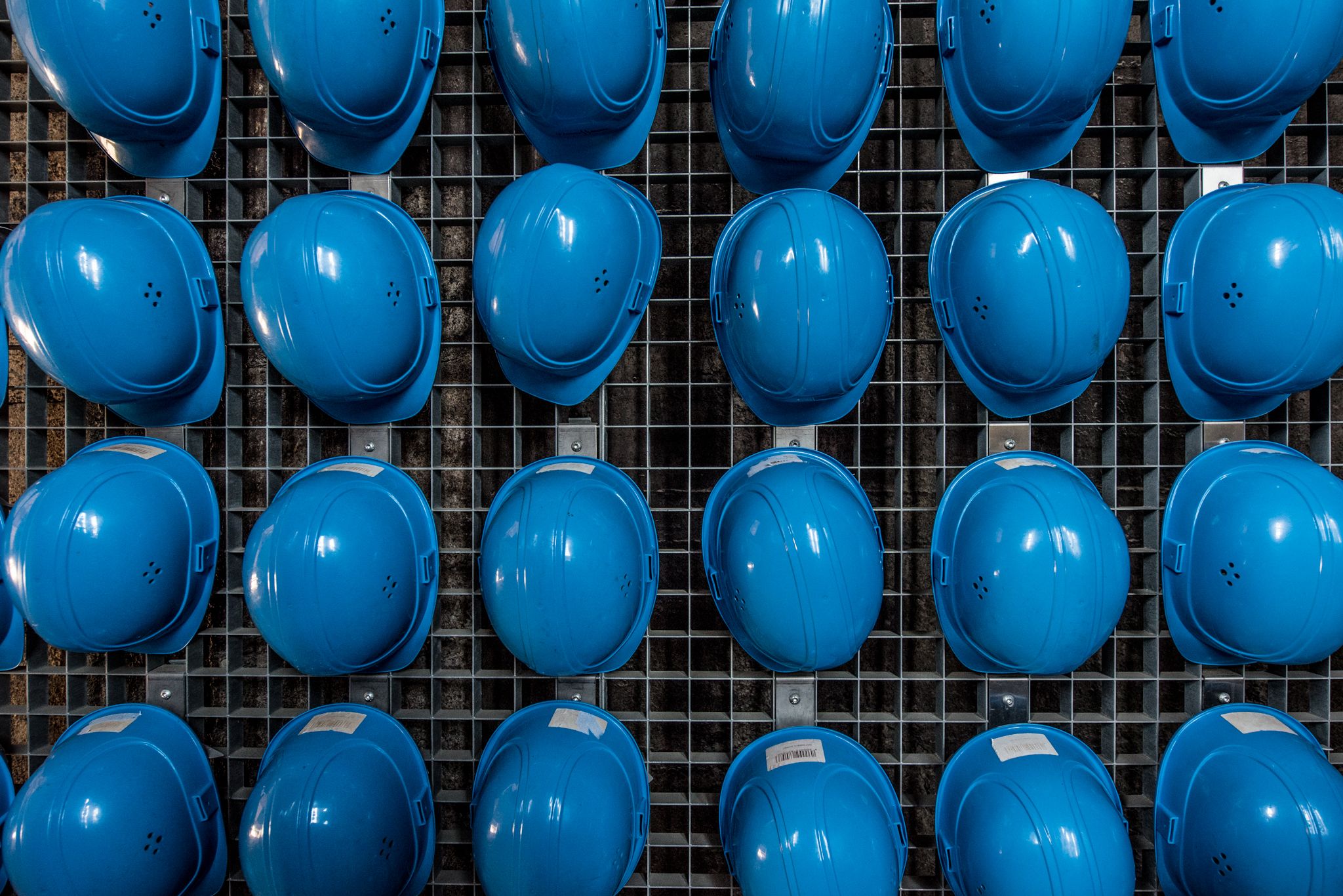 Blaue Schutzhelme für die Visite des Hochofens