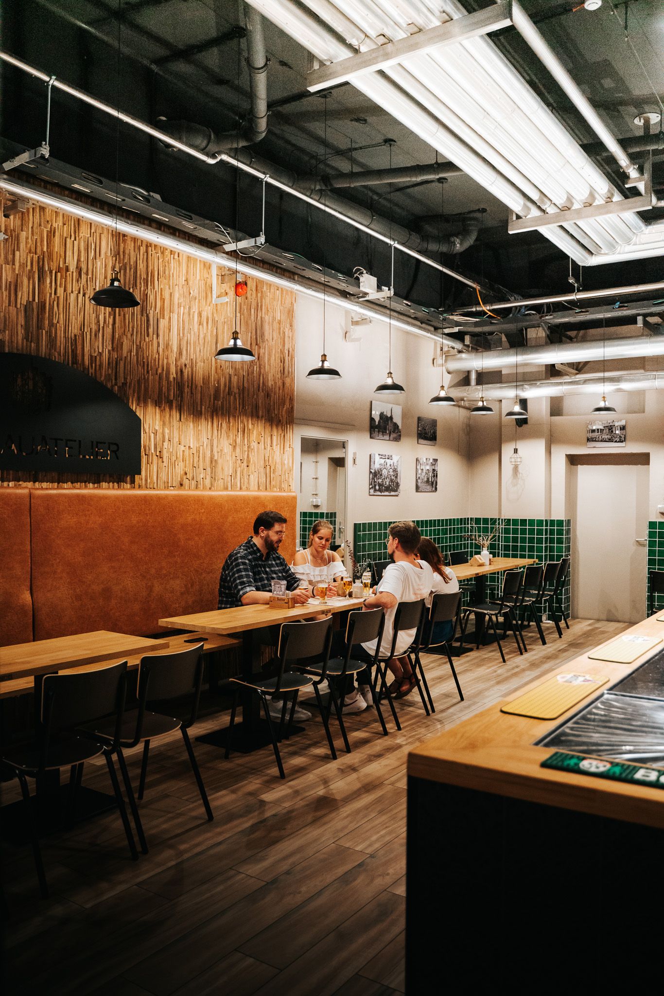 Visiteurs partagent un verre ensemble après la visite de la Brasserie