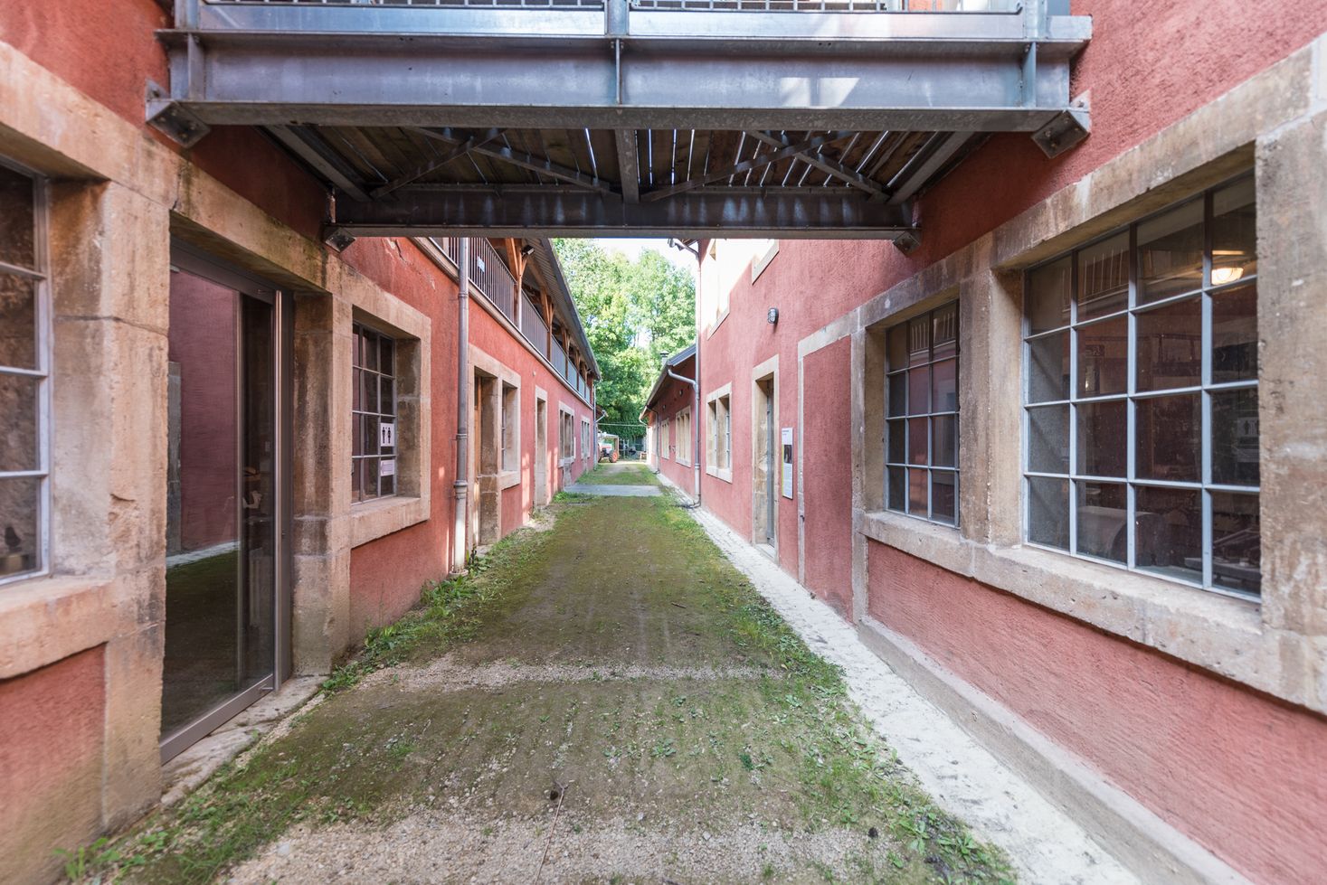 Le passage entre les bâtiments au carreau de la Mine Cockerill