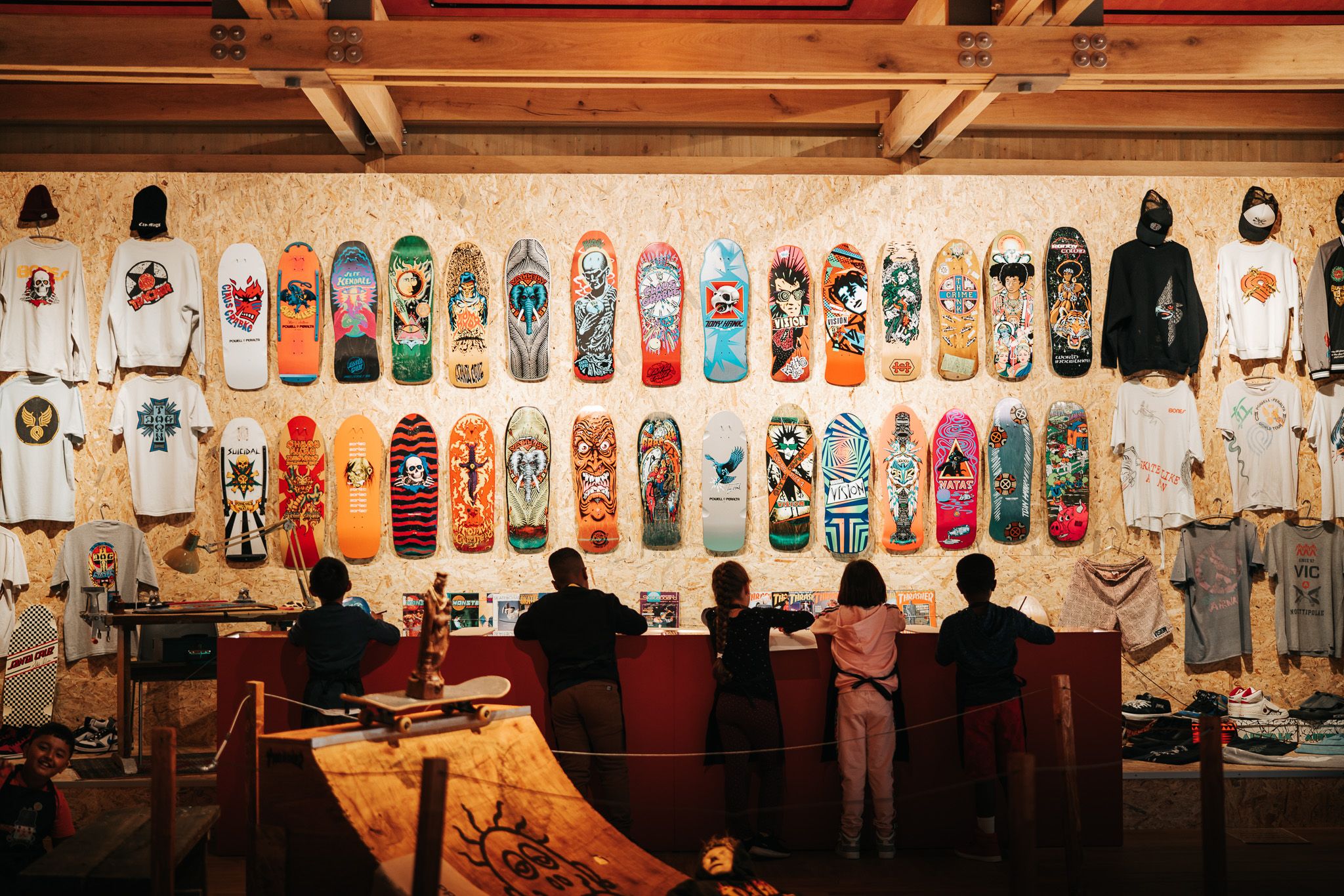Eine Wand voller kunstvoll verzierter Skateboards; Das MUAR / Musée Ferrum beherbergt oft verschiedene (Wander-)Ausstellungen wie diese