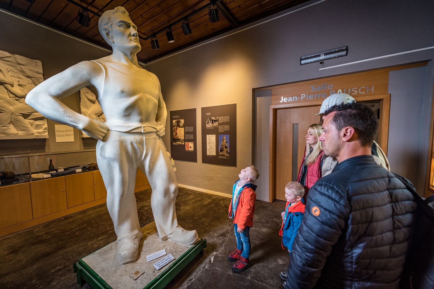 Eine Statue im Ausstellungsbereich zeigt einen Grubenarbeiter