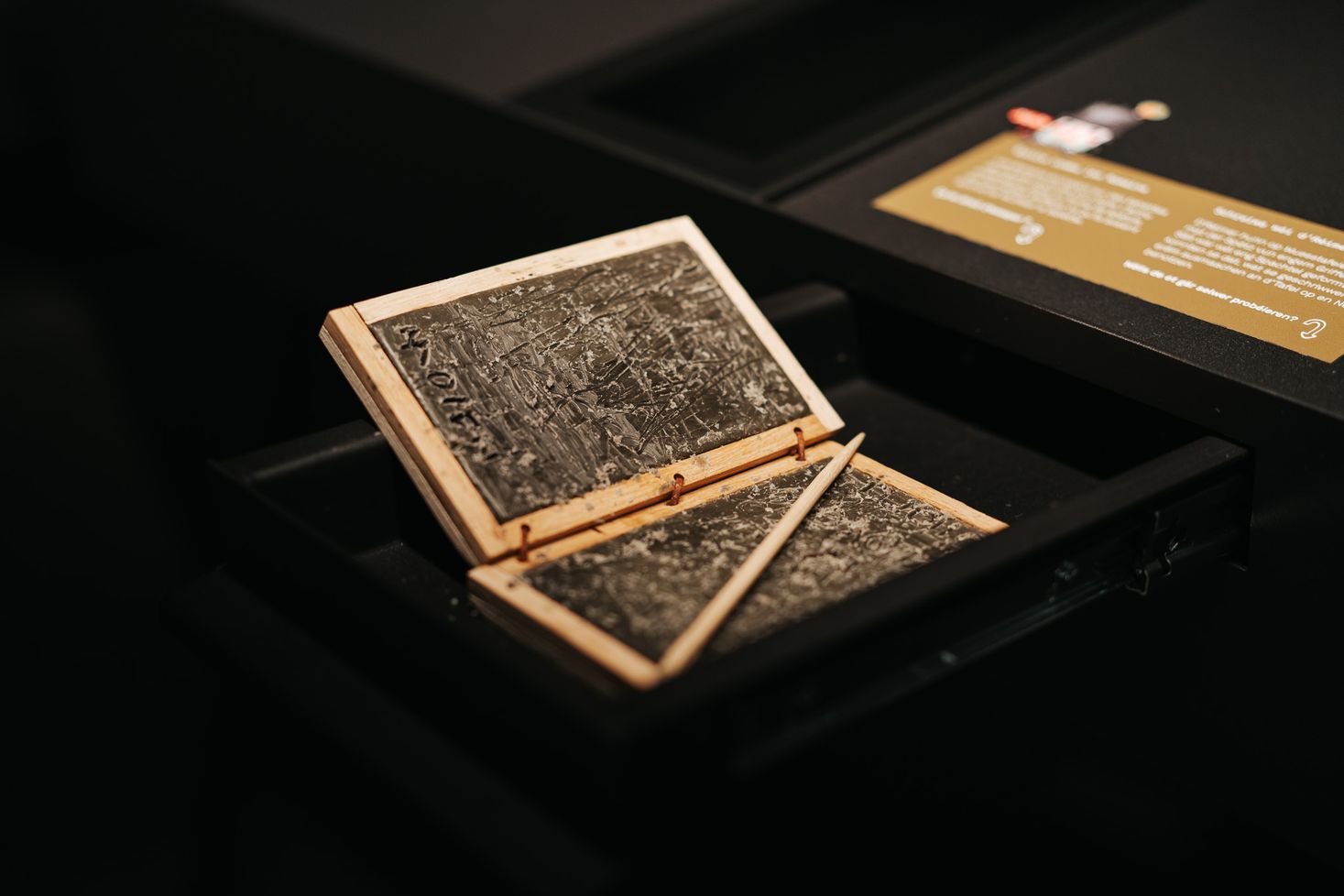 Nahaufnahme eines Wachstabletts im MUAR / Musée Ferrum