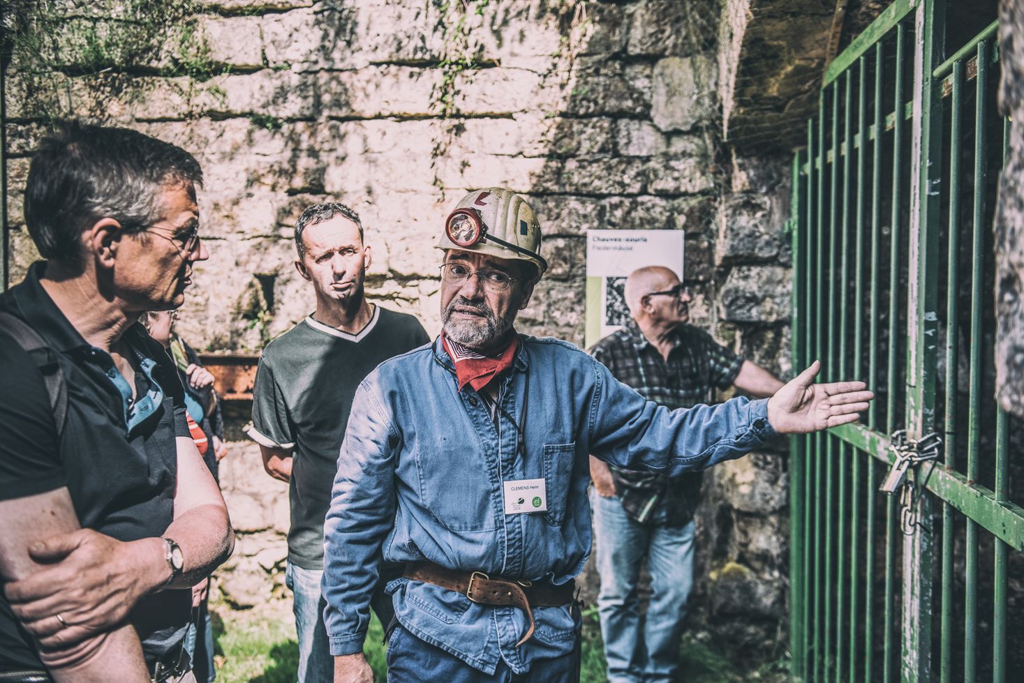 Ein Guide der Cockerill-Grube gibt Erklärungen bei einer Visite