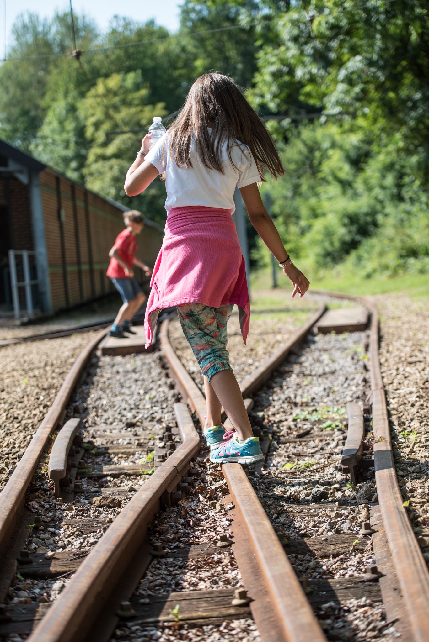 Des enfants jouent sur les voies ferrées désaffectées de Fond-de-Gras