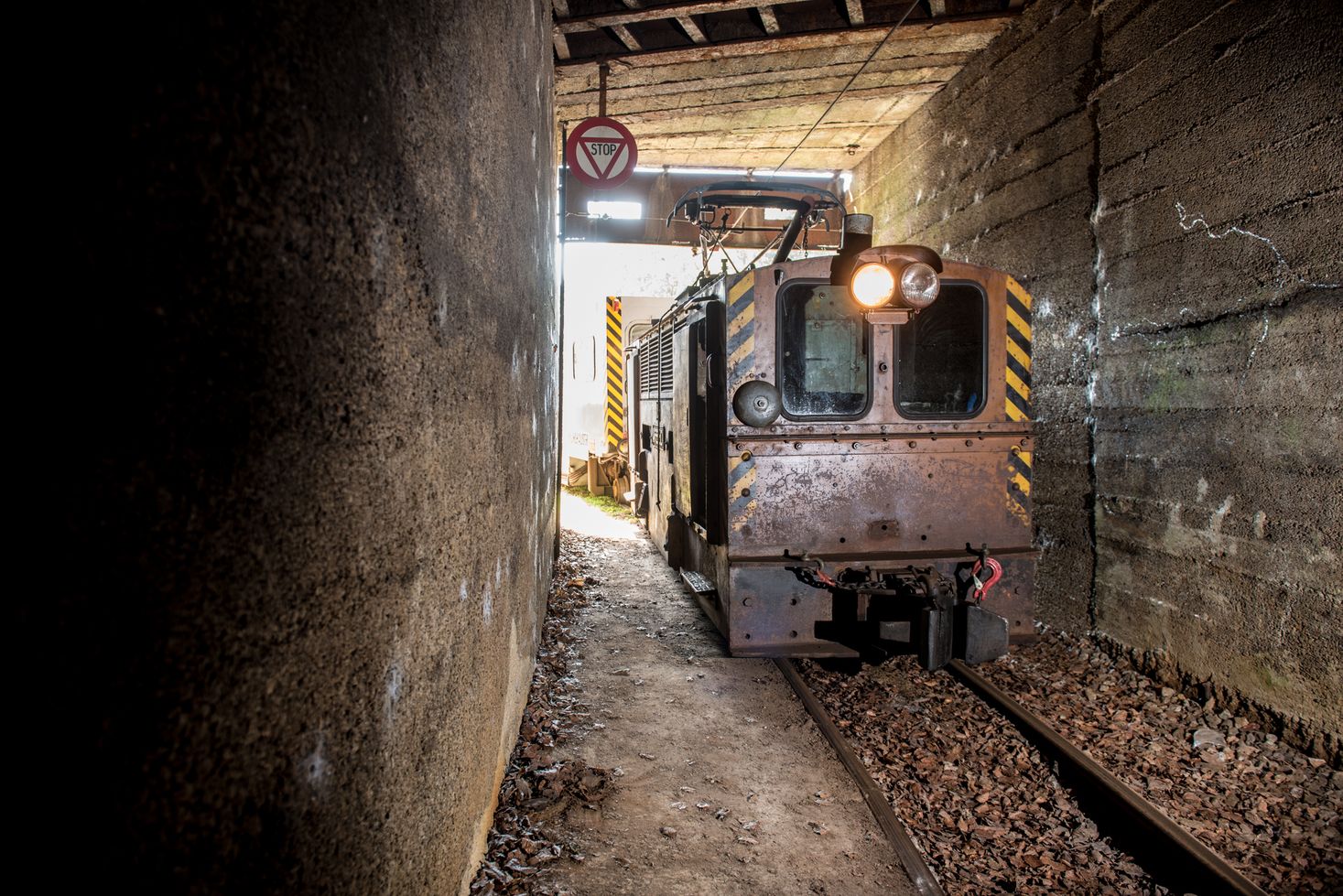 Le train minier « Minièresbunn » rentre dans le tunnel