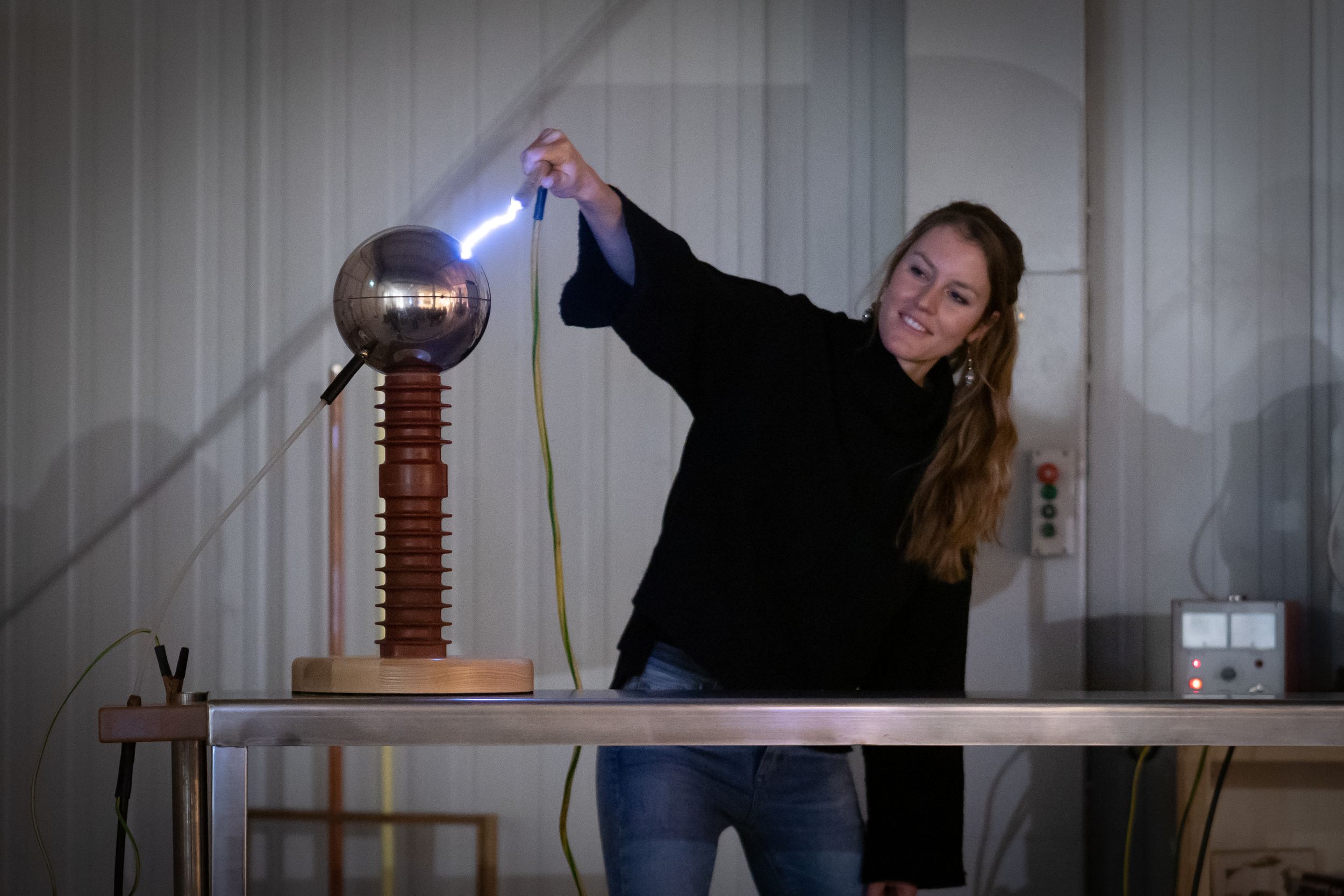 Un scientifique démontre l'effet d'un arc électrique lors d'une exposition scientifique