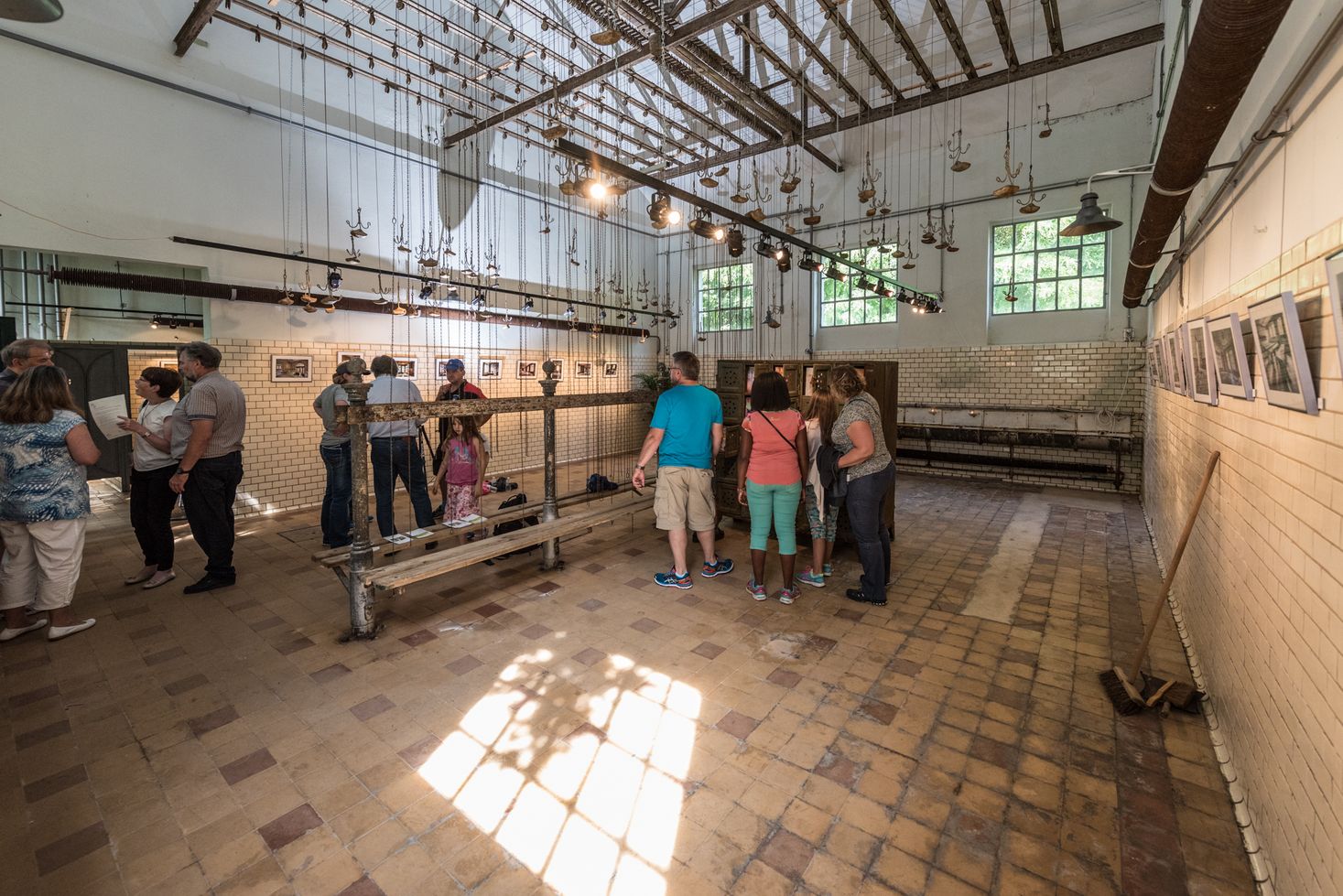 Visiteurs à l'intérieur du vestiaire des mineurs, appelé "Salle des Pendus"