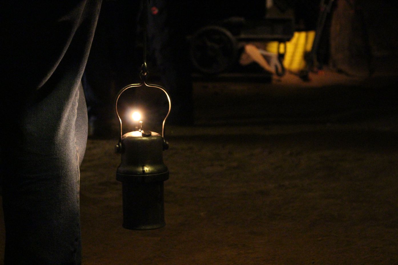 Nahaufnahme einer Karbidlampe im Stollen