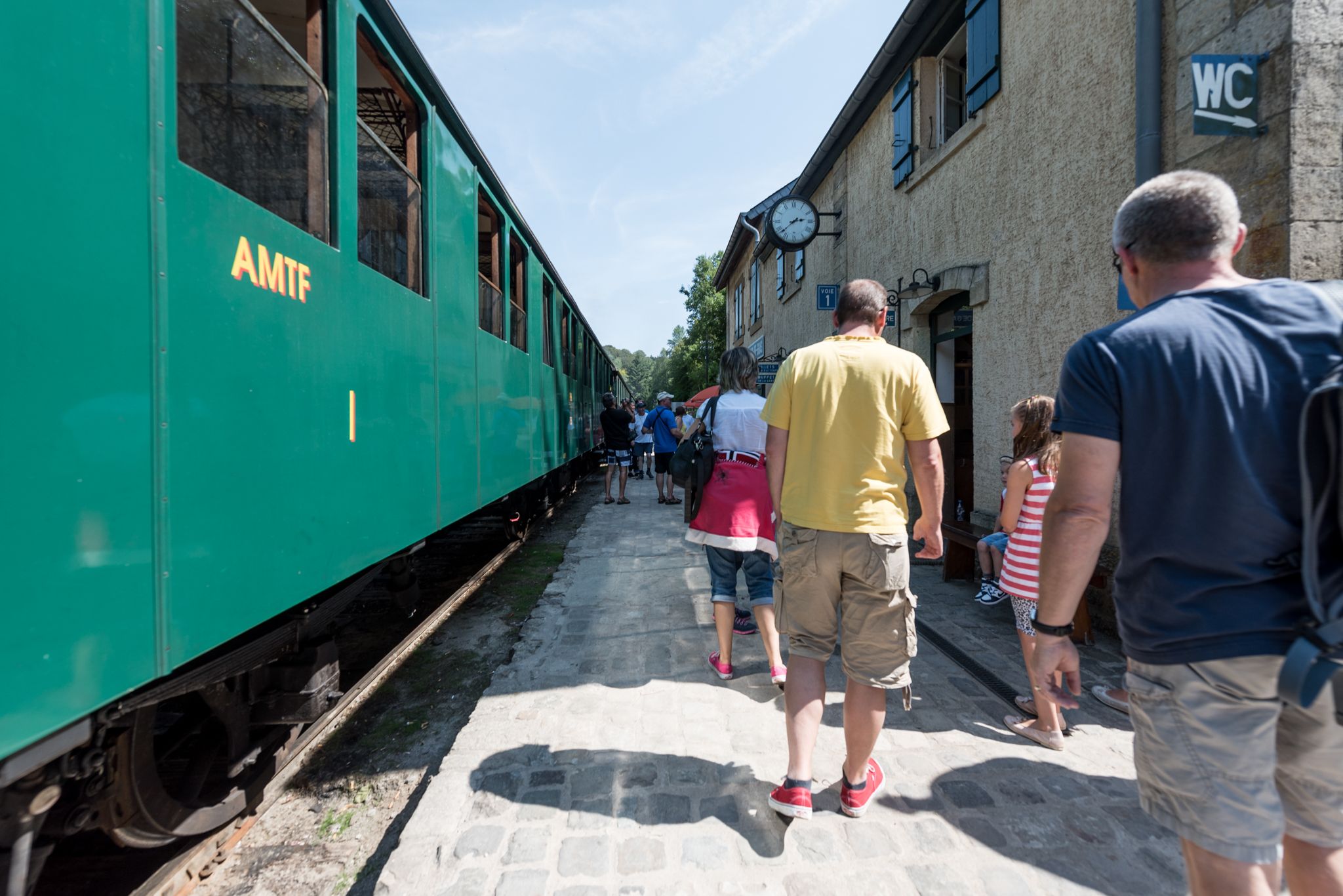 Der Dampfzug Train 1900 nimmt Passagiere am Quai im Fond-de-Gras 