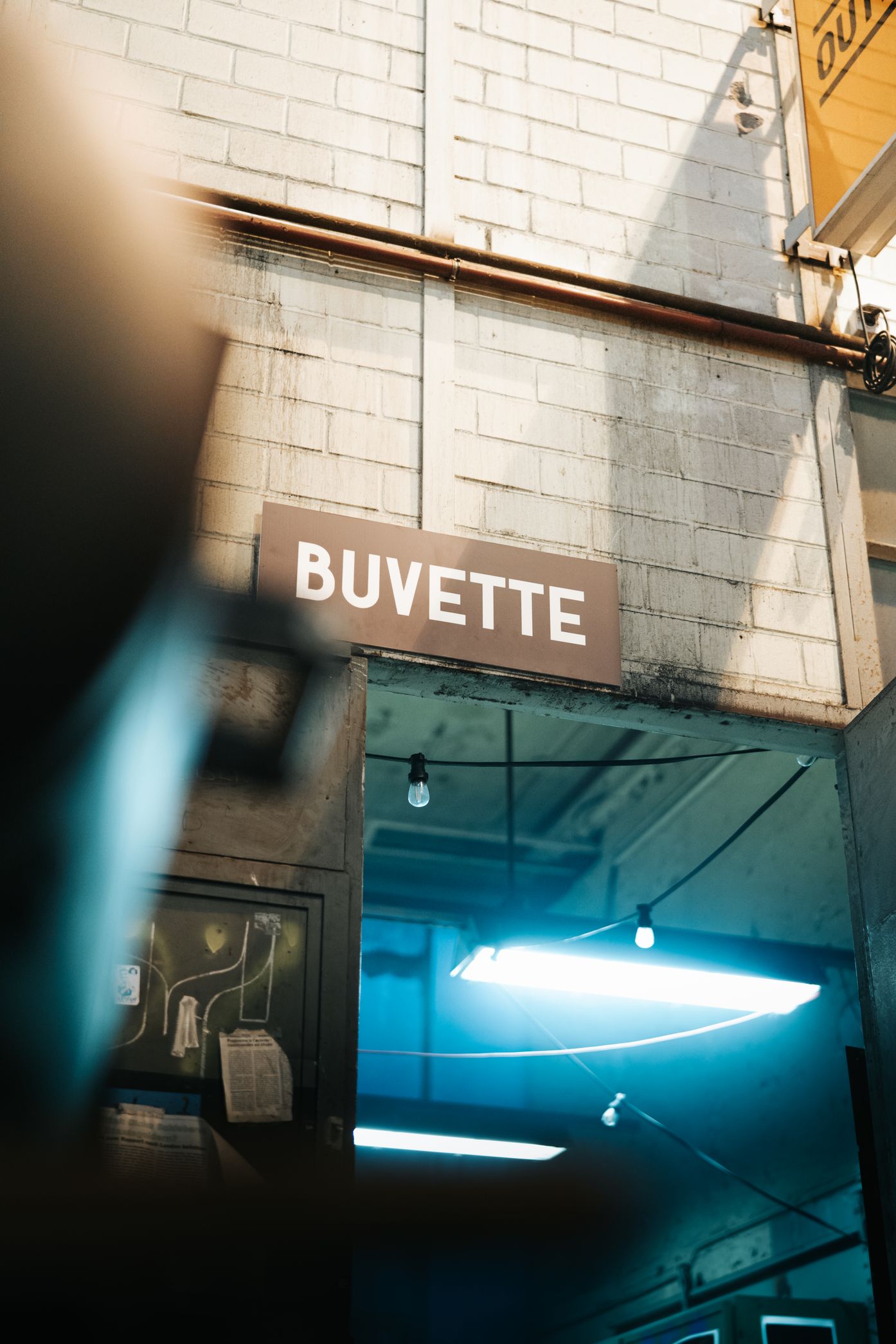 La plaquette au-dessus de l'entrée à la "Buvette"