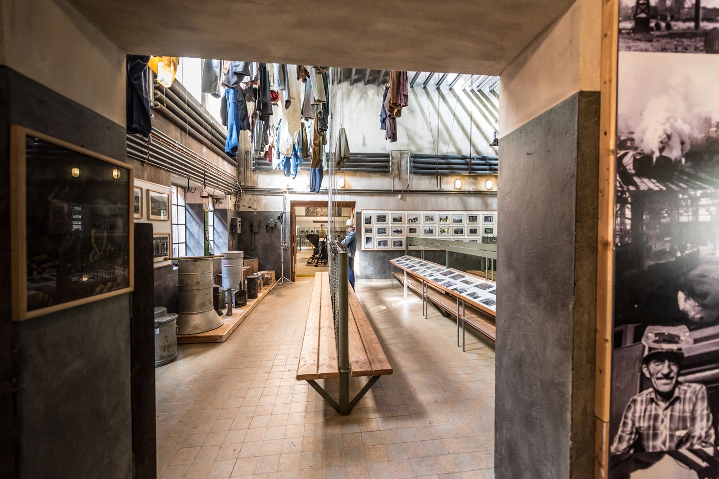 L'intérieur du Musée de la Mine Cockerill, au fond le vestiaire de la "Salle des Pendus"