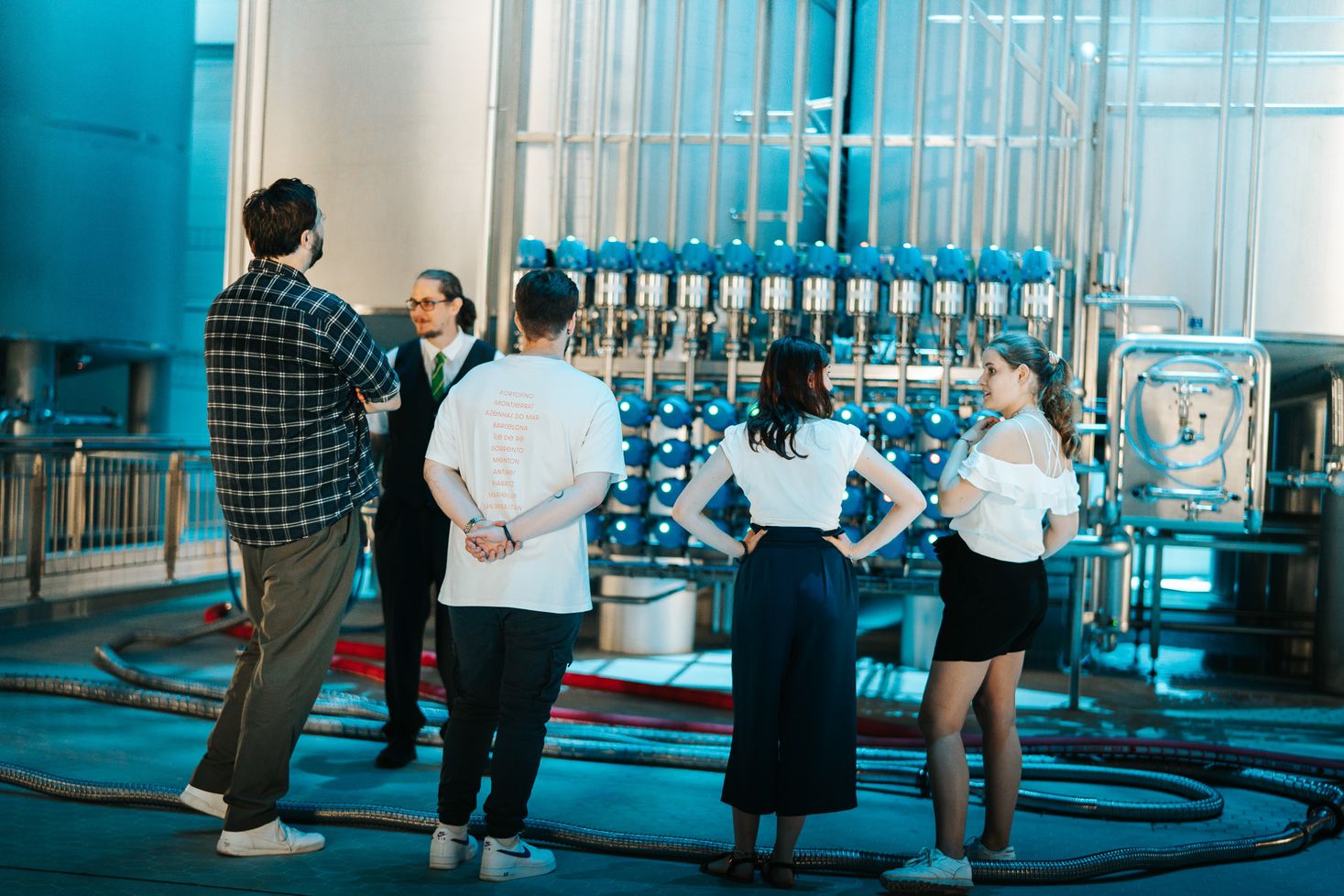 Les visiteurs examinent la taille des cuves de fermentation