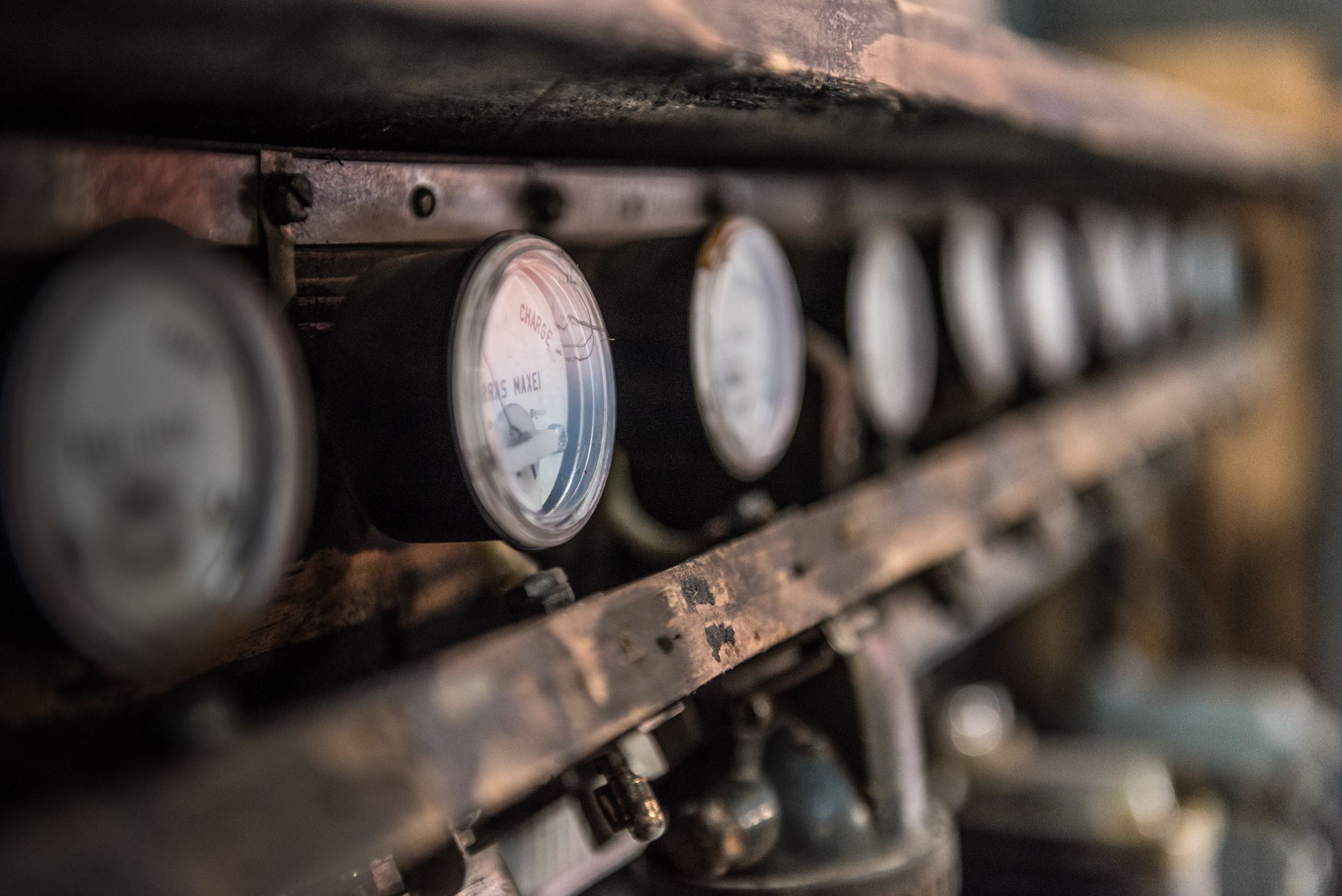 Nahaufnahme einer Instrumententafel auf einem Bergbaugerät