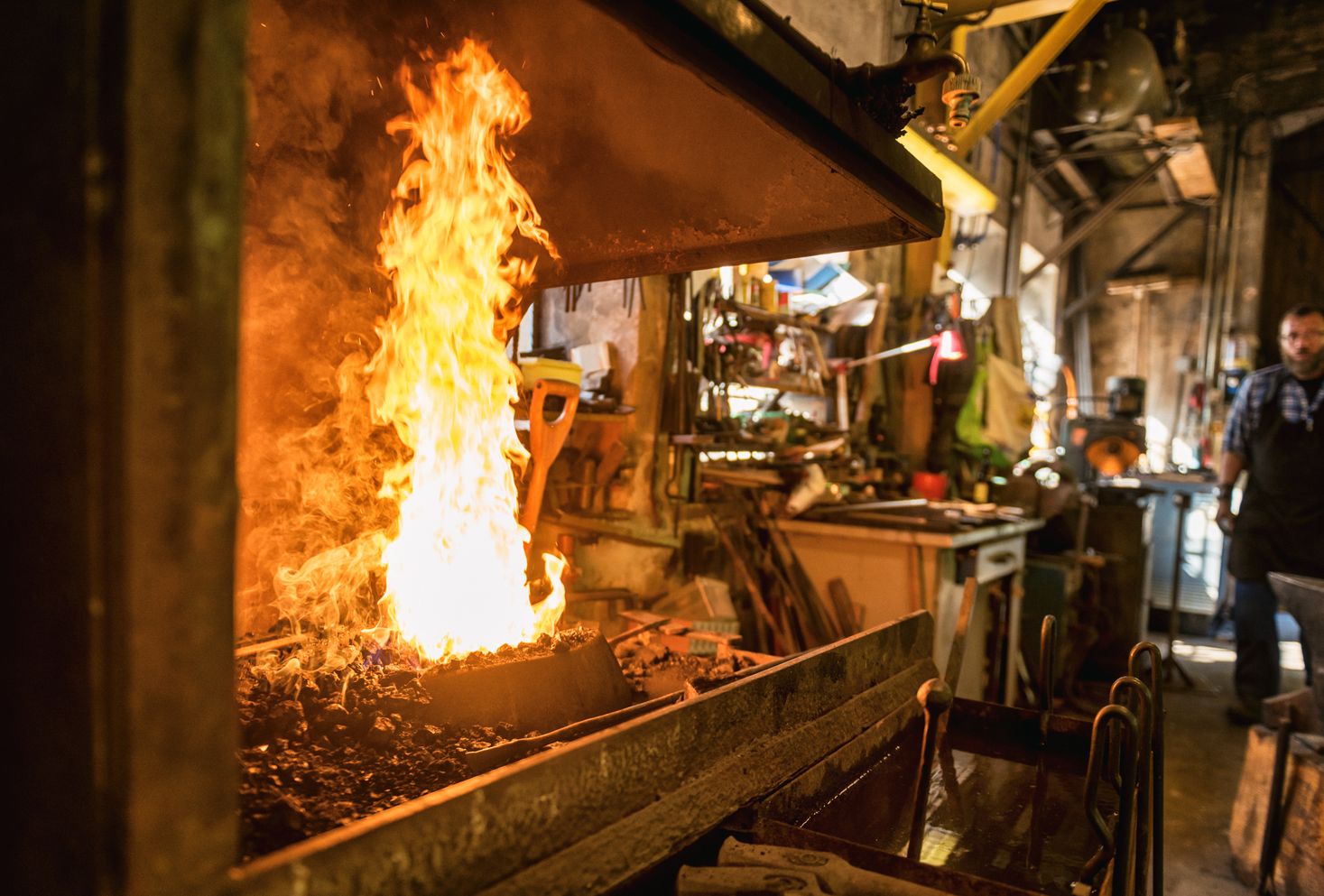 Un feu brûle dans le four de la forge de la Mine Cockerill lors d'une demonstration du forgeron