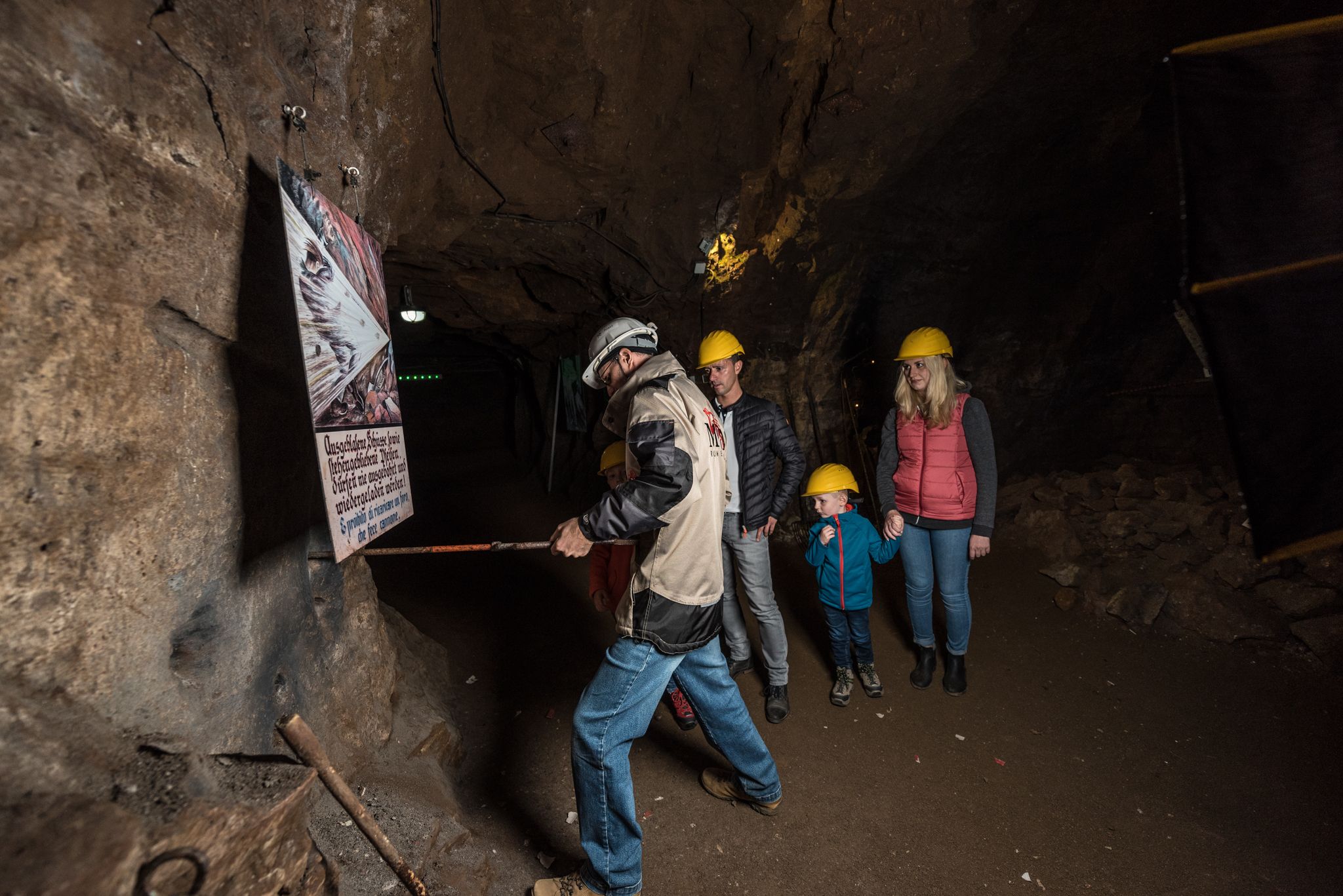 Während der Visite im Stollen zeigt der Guide, wie Bergarbeiter das Gestein angebohrt haben