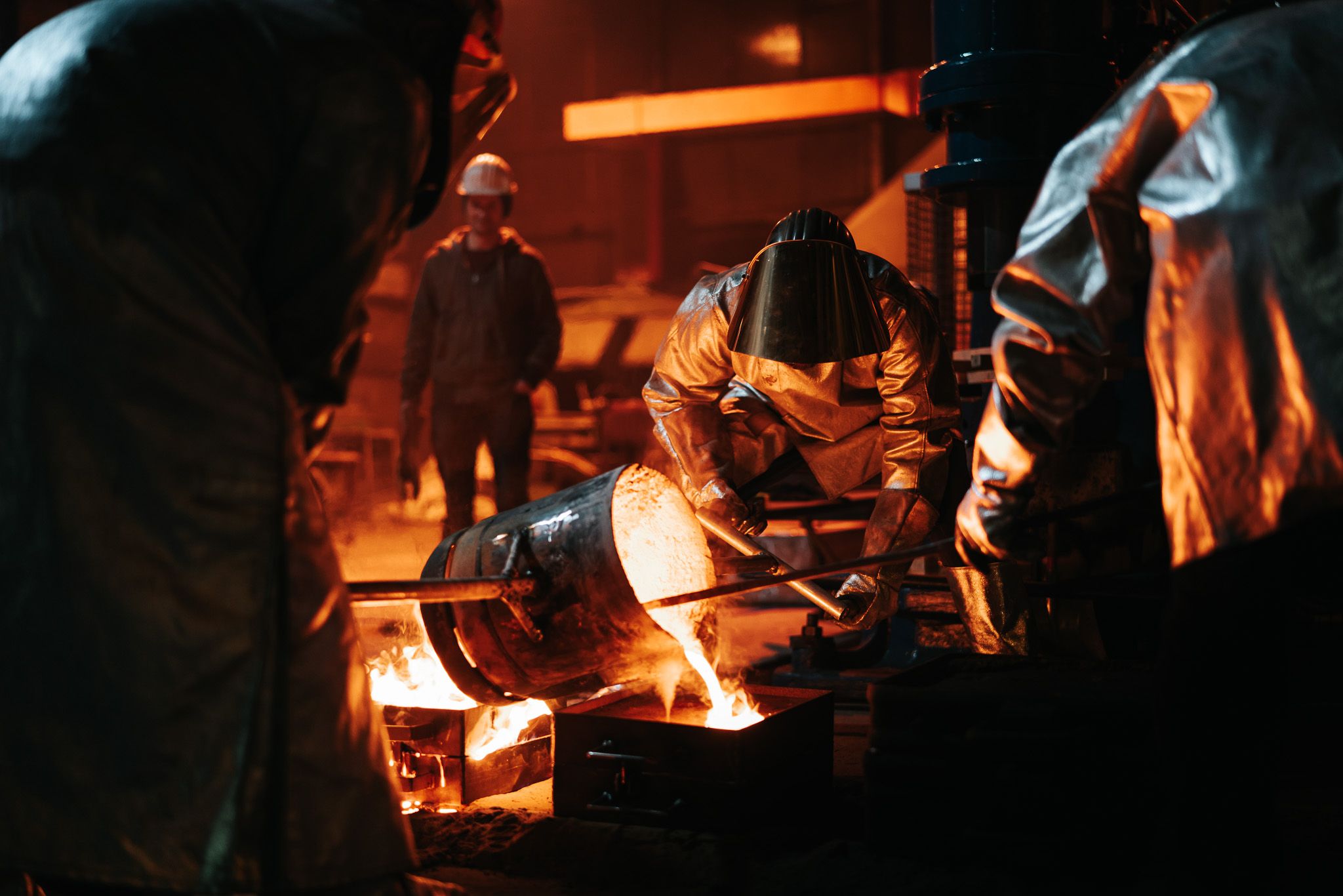 L'équipe FerroForum en tenue de protection complète lors d'une démonstration de travaux dans une aciérie