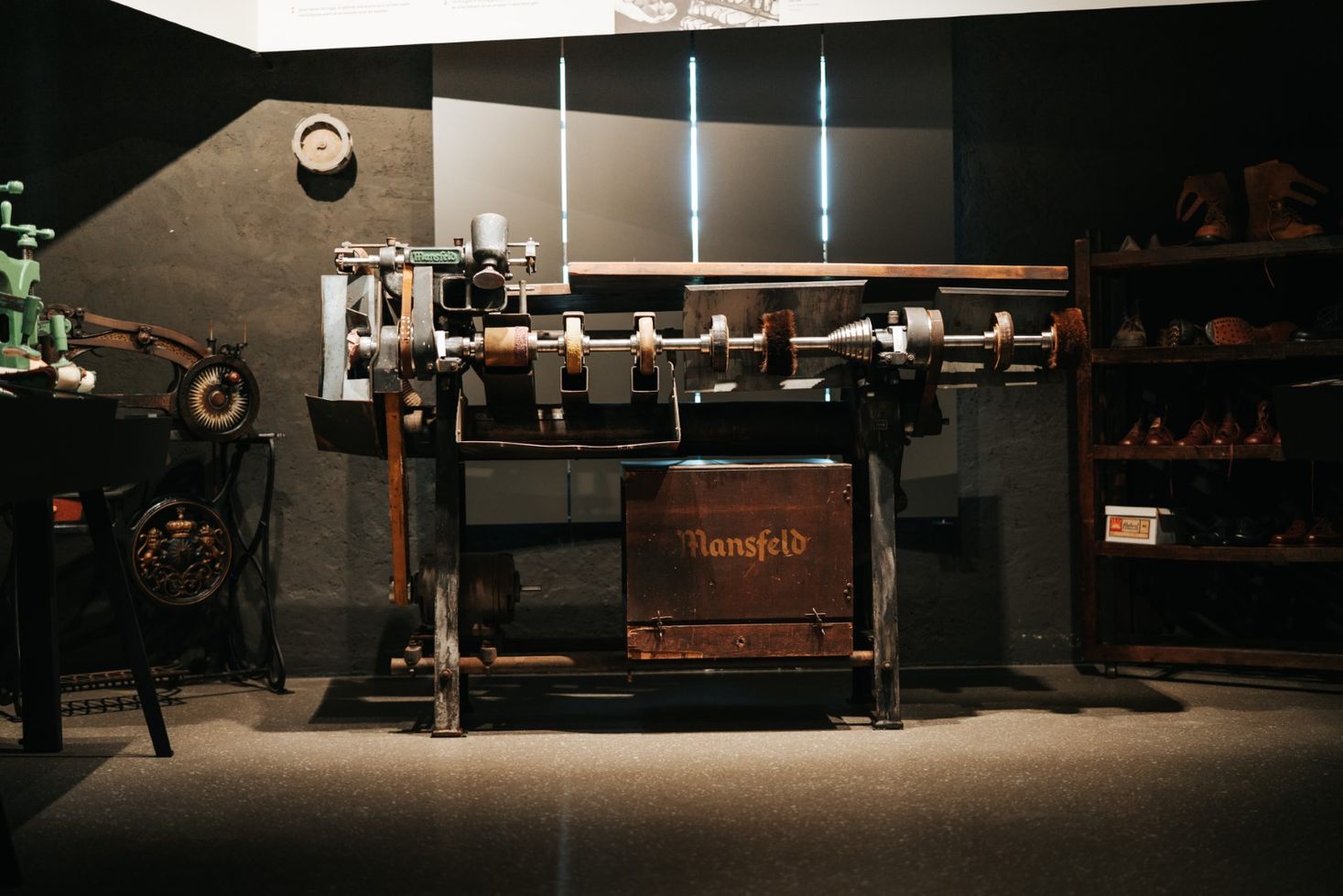 Une vieille machine qui était utilisée dans la fabrication de chaussures ; Une partie de l'exposition au MUAR / Musée Ferrum