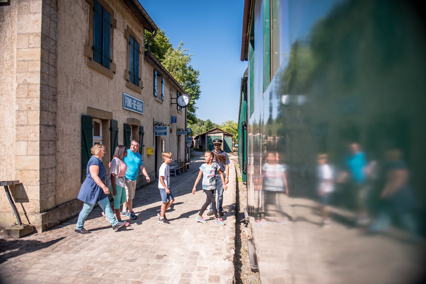Der Dampfzug Train 1900 nimmt Passagiere am Quai im Fond-de-Gras 