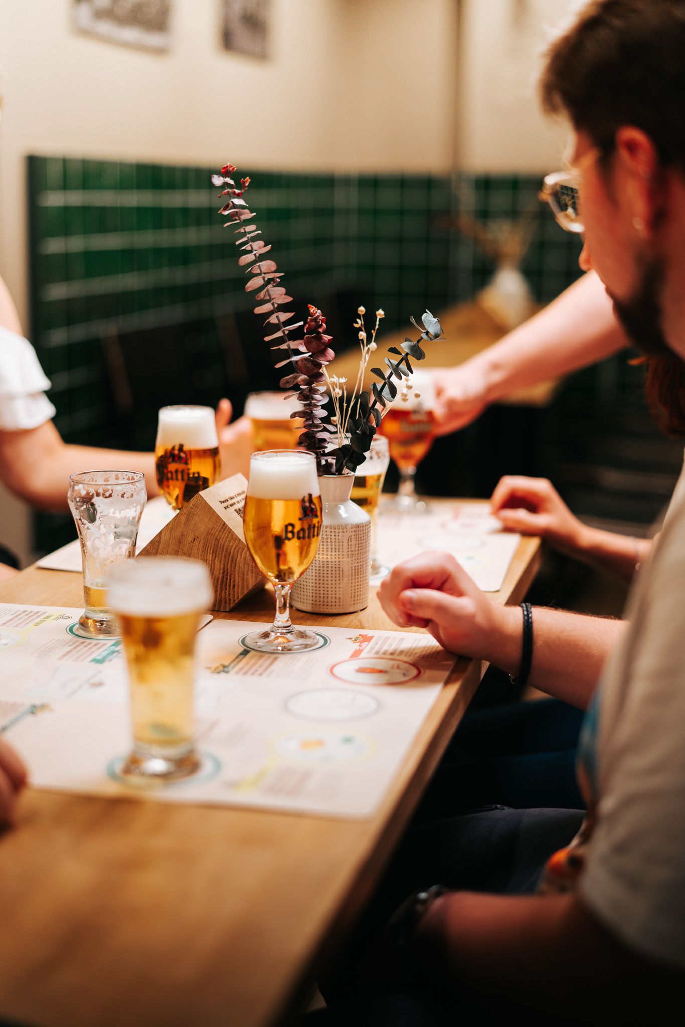 visiteurs dégustant une bière à la fin de la visite